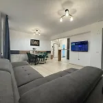 Apartment Luxury Near Coresi Mall By Glam *