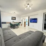 Luxury Near Coresi Mall By Glam Apartment Brasov