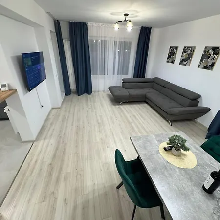 Luxury Near Coresi Mall By Glam - Parking Option Appartement