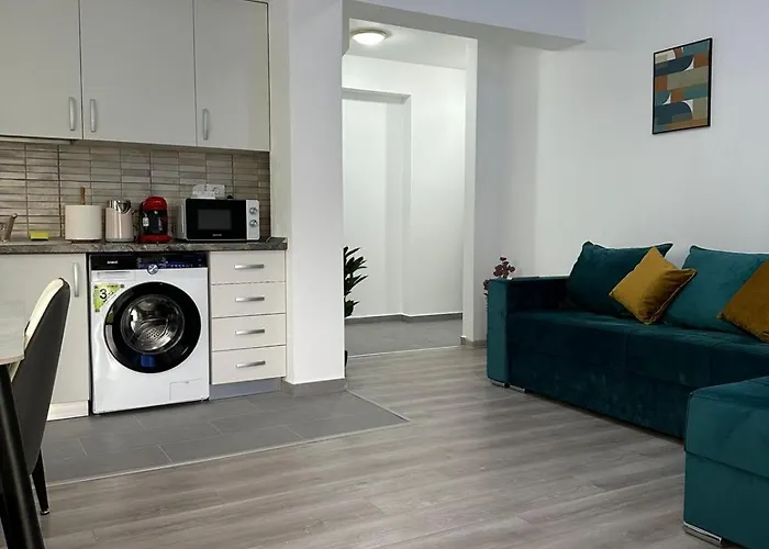 Luxury Near Coresi Mall By Glam Apartamento